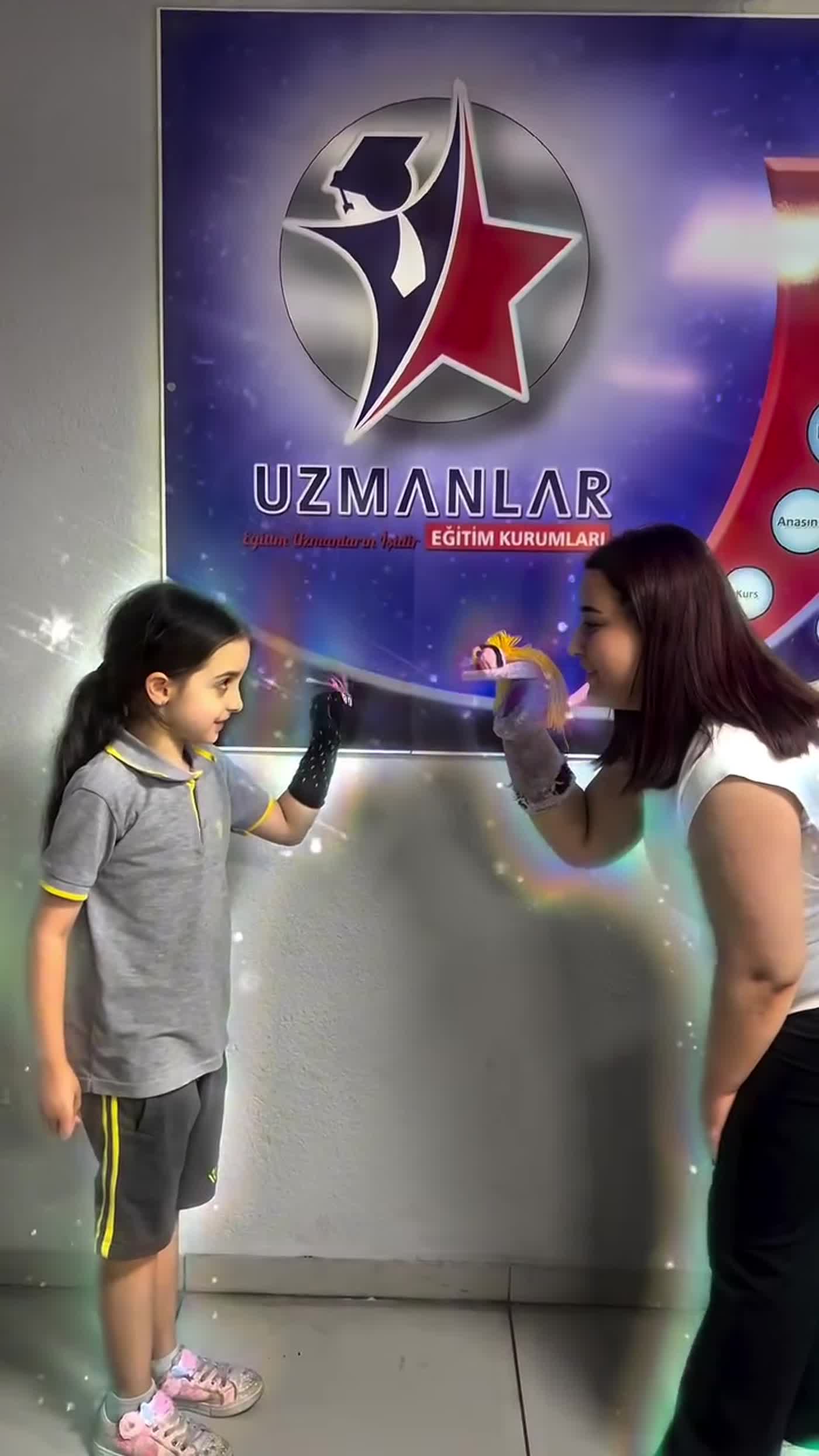 Almanca Dersinde El Kuklalarıyla Yabancı Dil Konuşması