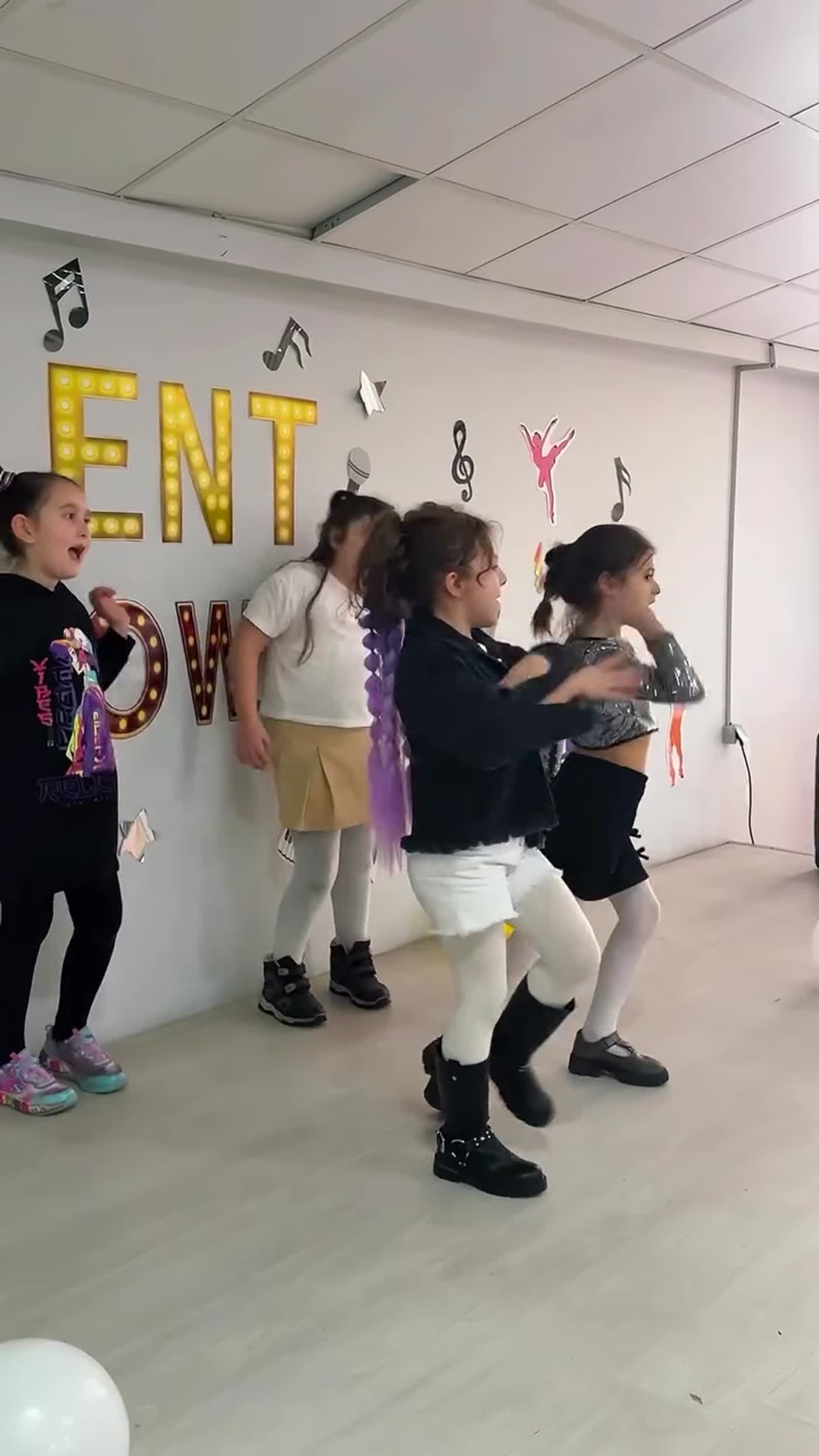 Talent Show ile Öğrencilerimiz Sahneye Çıktı